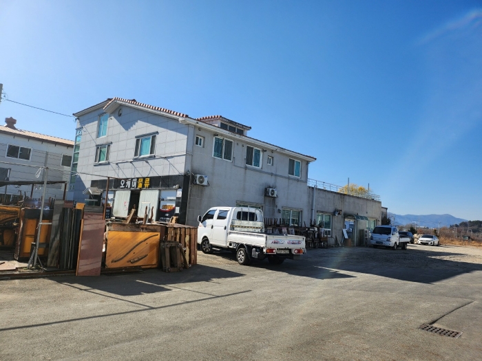 본건 전경(북동측 도로에서 촬영)