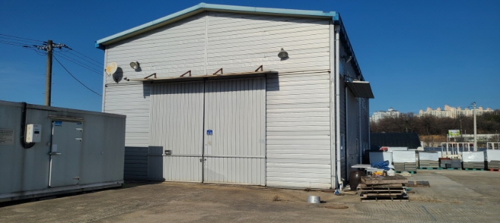 목록1 토지 및 목록 2건물 전경과 목록1 토지위에 소재하는 제시외 저온저장고 시설물 전경