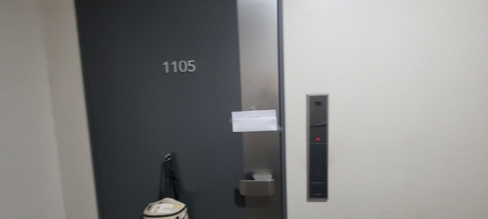 전유세대 출입문(현황조사 안내문 부착)