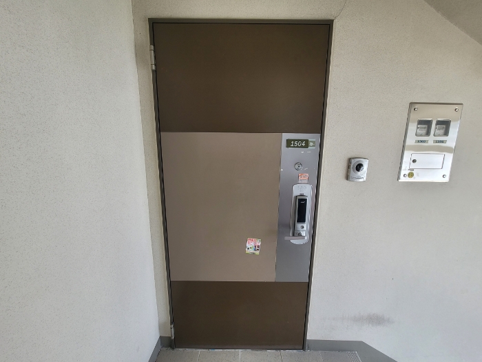 본건 현관 출입구 전경