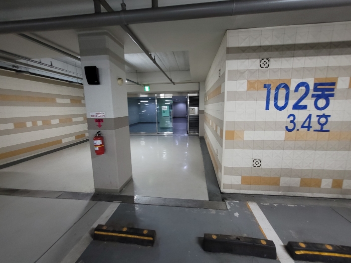 본건 지하 출입구 전경