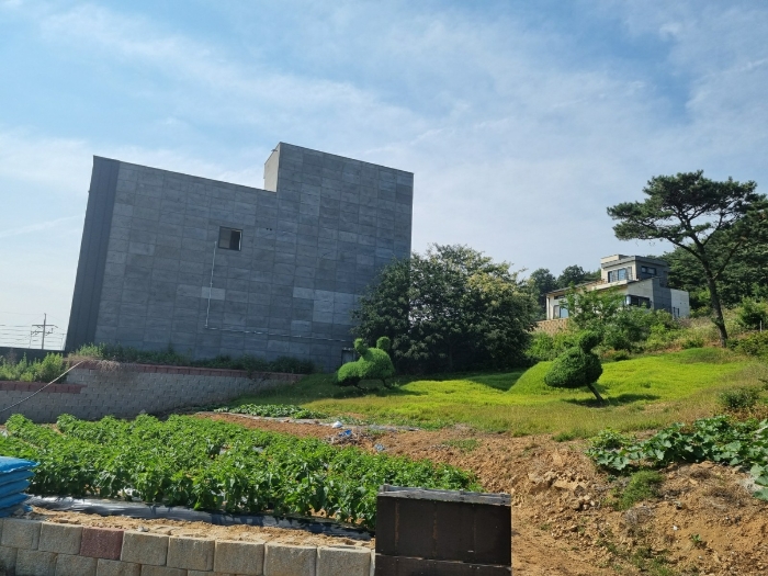 본건 남동측에서 촬영