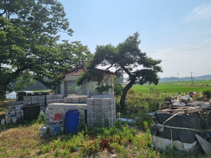 본건 토지 남측 경계선상 정자 및 건출자재물