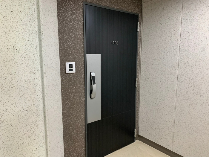 본건 현관문 전경