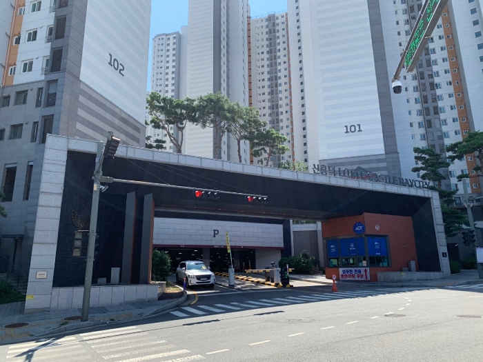 본건 아파트단지 입구전경