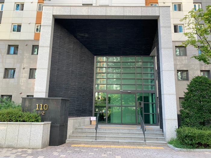 본건 출입구 전경