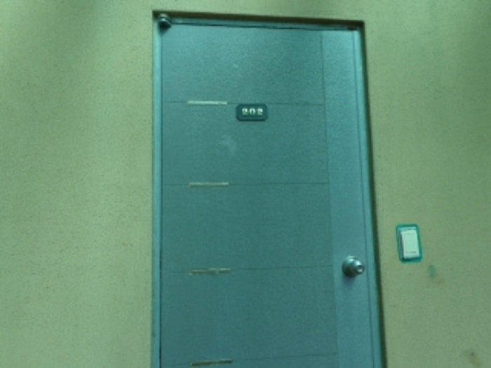 [목록 2] 지상 2층에 소재한 202호 출입문 모습
