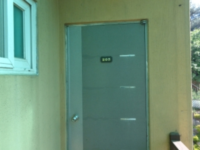 [목록 2] 지상 2층에 소재한 203호 출입문 모습