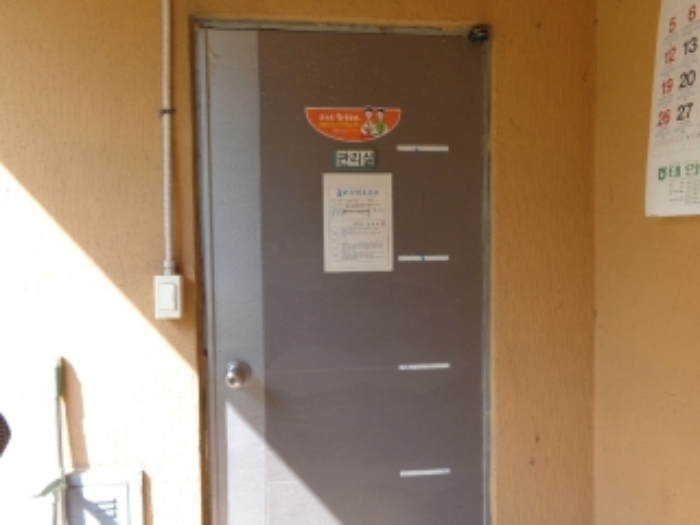 [목록 2] 지상 1층에 있는 관리실 출입문 모습(임차인 가족이 주거용으로 이용하고 있다고 함)