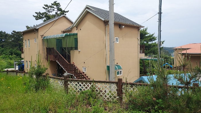 건물 후면 및 제시외건물(ㄴ)