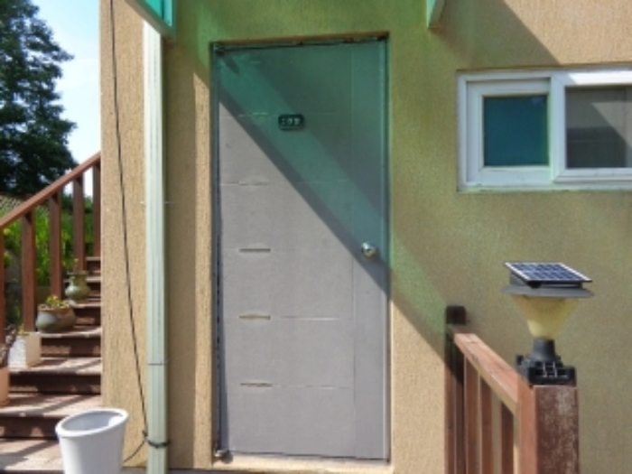 [목록 2] 지상 1층에 소재한 102호 출입문 모습