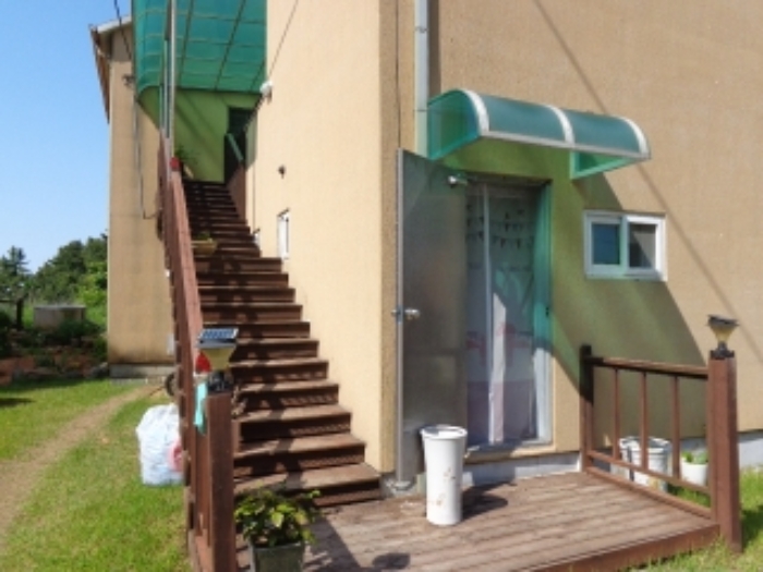 [목록 2] 지상 1층에서 지상 2층으로 올라가는 계단 주변의 모습