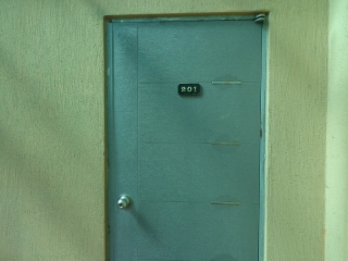 [목록 2] 지상 2층에 소재한 201호 출입문 모습