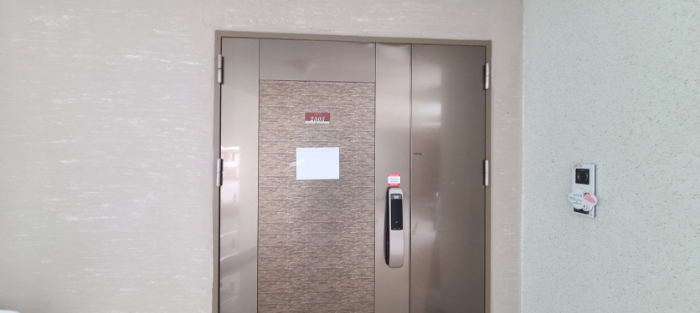 전유세대 출입문 전경(안내문 부착)