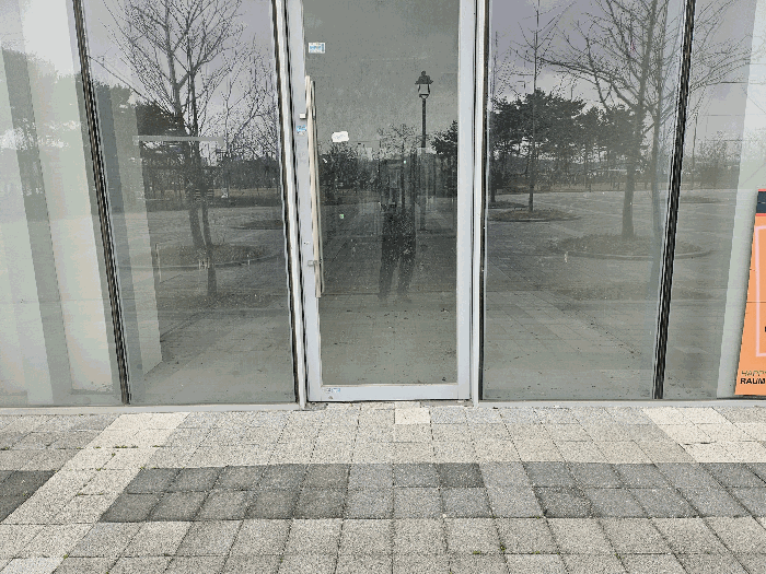 본호 현관 앞에서 하단부 촬영