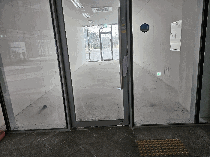 본호 현관 앞에서 내부 방향 촬영