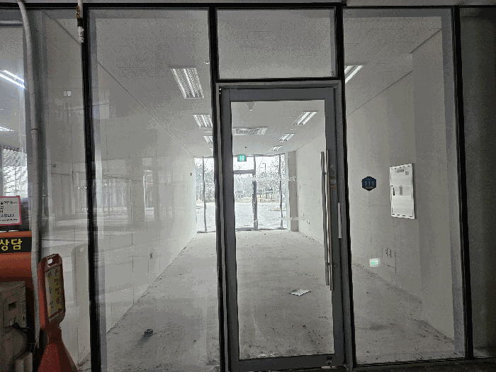 본호 현관 앞에서 촬영