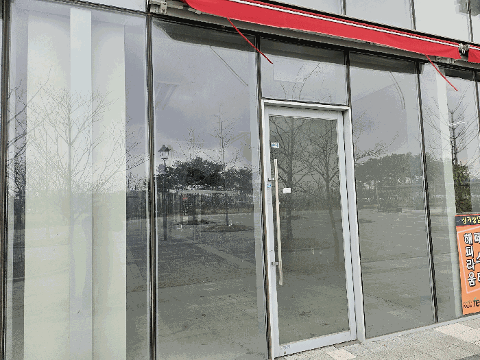 본 호 현관 옆에서 촬영