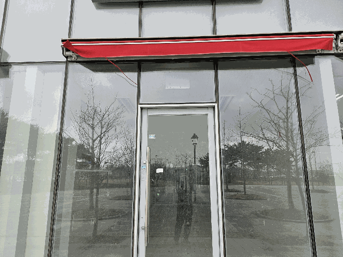 본호 현관 앞에서 촬영