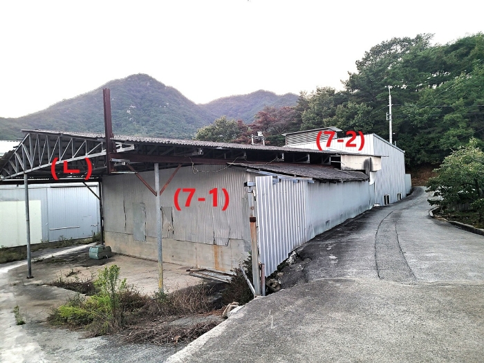 기호(7-1),(7-2) 건물 및 제시외건물(ㄴ) 전경
(전경 남동측에서 촬영)