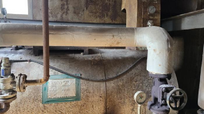 별지 사진과 같이 공장내부에 설치되어 있는 공장저당목록 기계기구의 전경