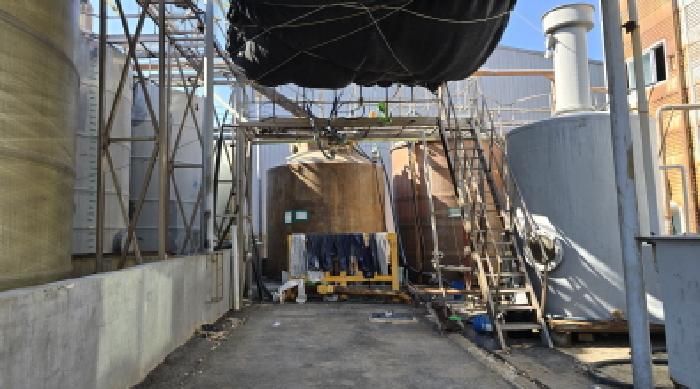 별지 사진과 같이 공장내부에 설치되어 있는 공장저당목록 기계기구의 전경