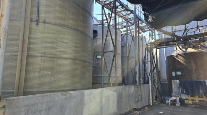 별지 사진과 같이 공장내부에 설치되어 있는 공장저당목록 기계기구의 전경