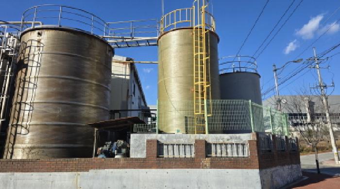 공장저당목록인 각종 원료통의 전경