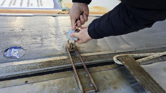 공장내부를 확인하기 위한 개문하는 장면