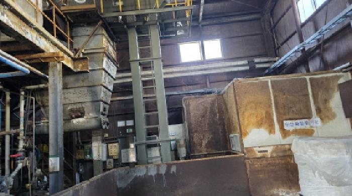 별지 사진과 같이 공장내부에 설치되어 있는 공장저당목록 기계기구의 전경