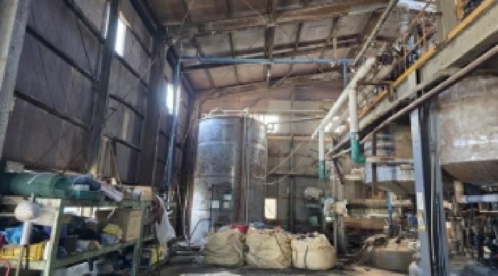 별지 사진과 같이 공장내부에 설치되어 있는 공장저당목록 기계기구의 전경