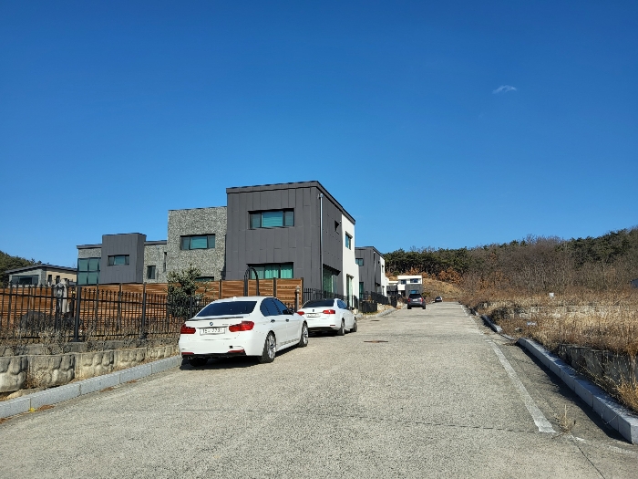 본건 동측 도로변 전경