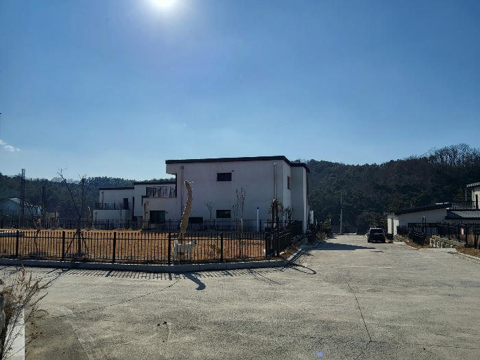 본건 서측 도로변 전경