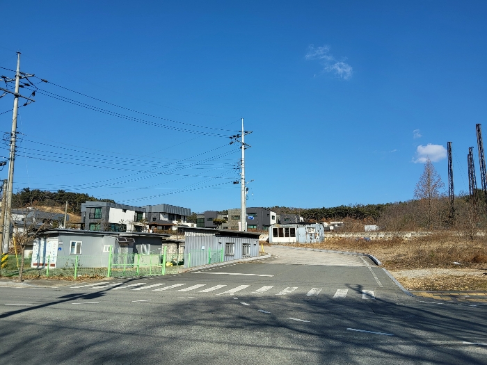 본건 전원주택단지 진입로 전경
