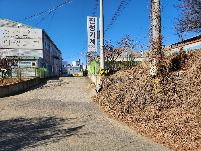 본건 동측 입구 도로