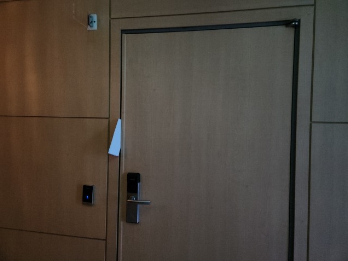 810호 출입문 및 안내장