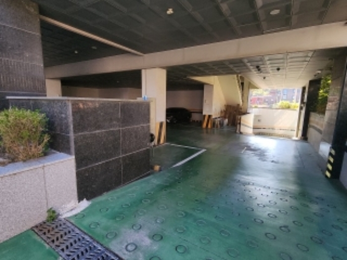 1층 주차장 및 지하주차장 진입로