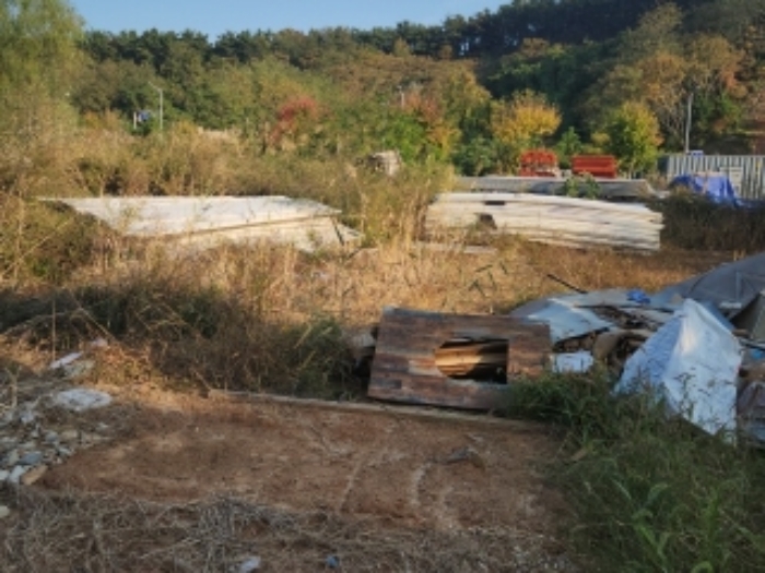 본건 부동산 전경2(건설자재 적치되어 있음)