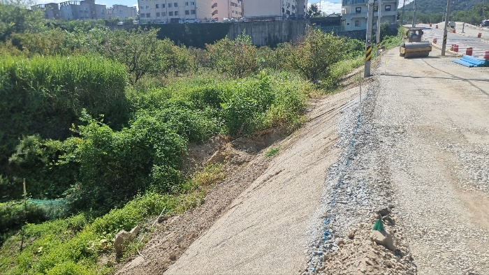 [공사중인 도로와 인접한 본건 토지 서측부분 전경]