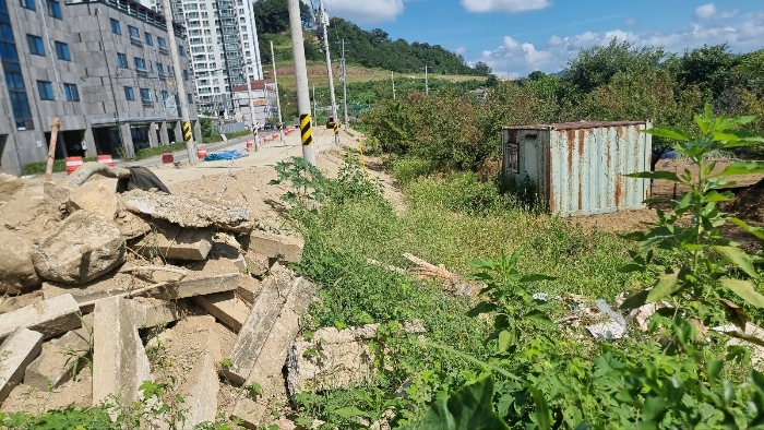 [본건 남측 소재 컨테이너 전경]