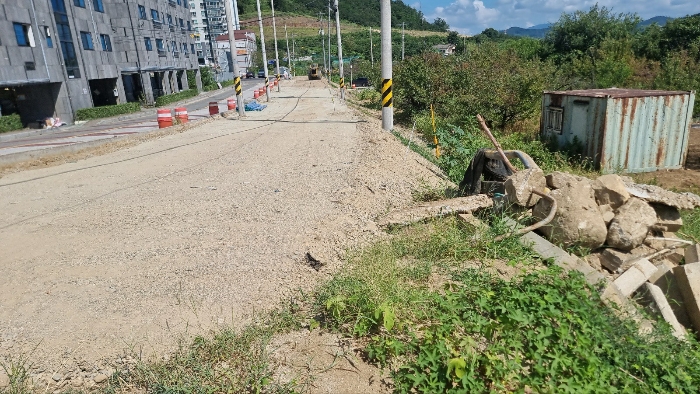 [공사중인 본건 서측 인접도로 전경]