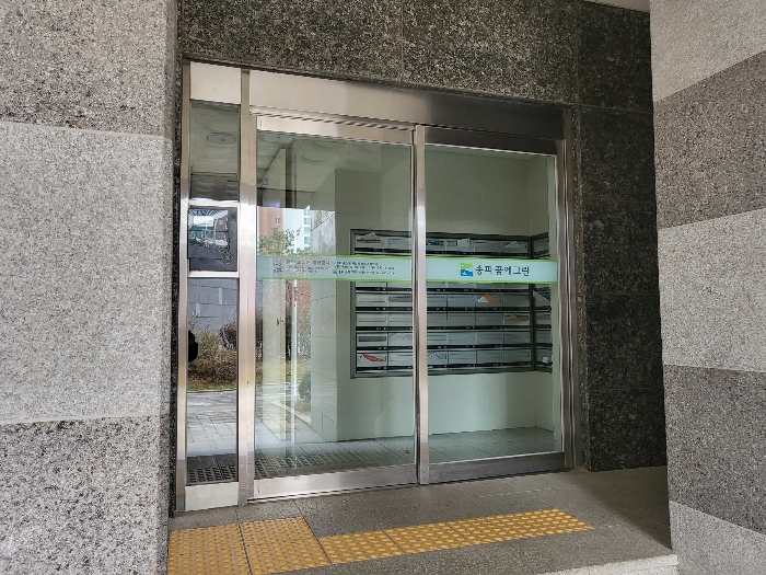 본건 1층 출입구