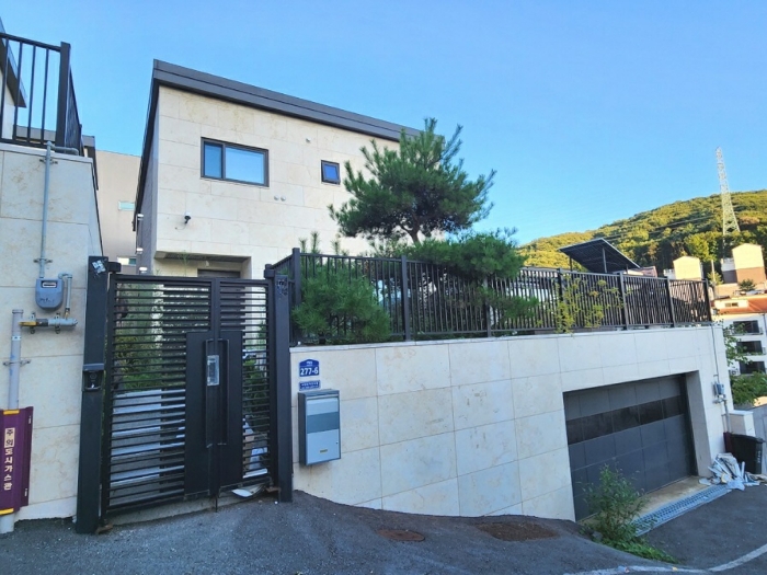 기호3 건물 전경 및 철재 대문, 휀스, 수목