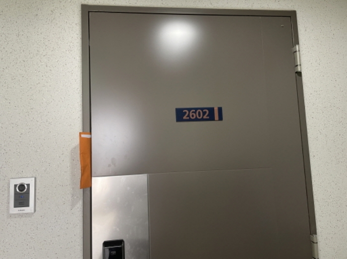 2602호 출입문