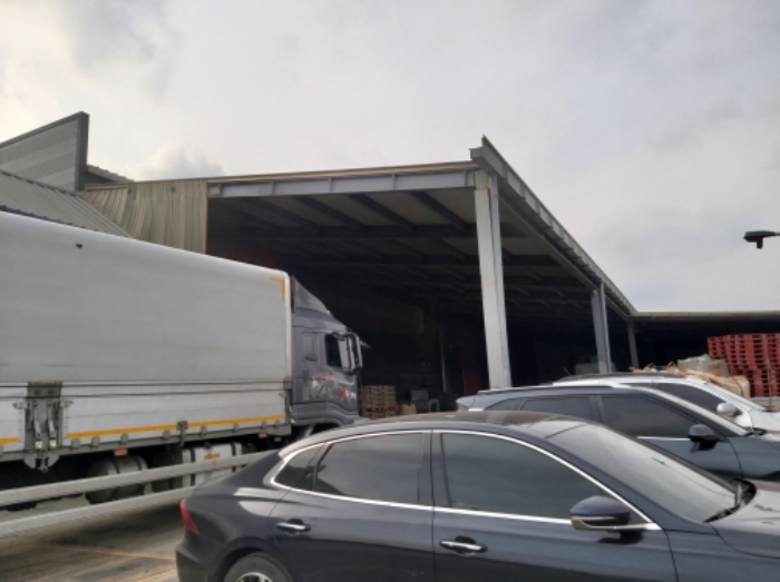 * 제시외 판넬지붕 대형창고 전경