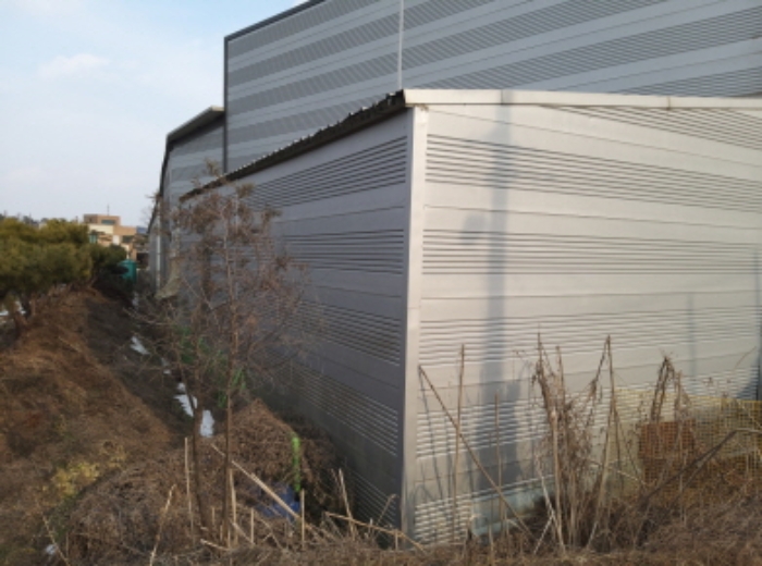 * 제시외 판넬지붕 소형창고 전경