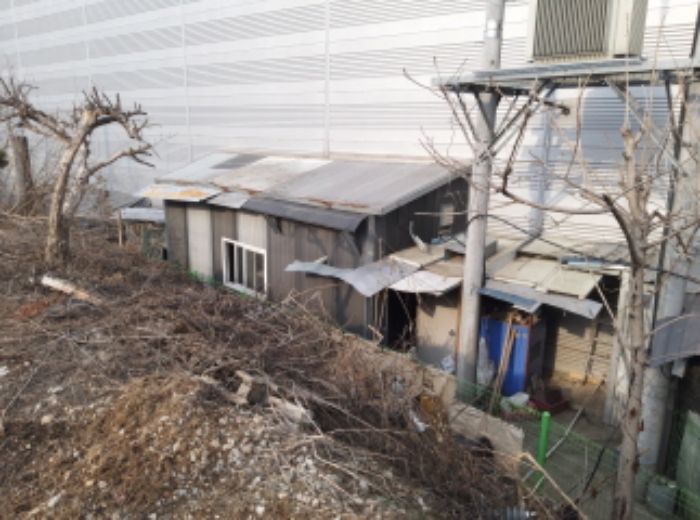 * 제시외 판넬지붕 소형창고 전경