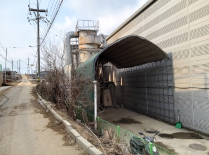 * 제시외 차고시설 전경