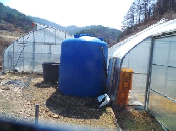 사진4번 [목록번호1번 부동산 일부전경 및 물통 전경]