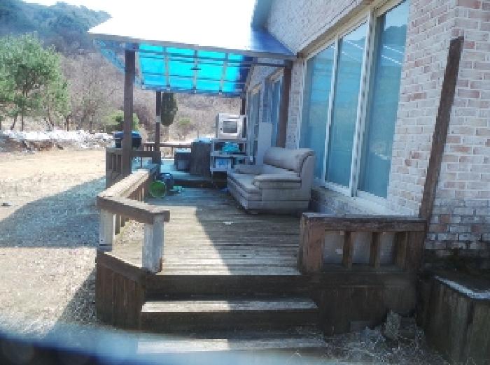 사진31번 [목록번호4번 부동산 제시외 건물 ㄴ 차양 및 테크 전경]